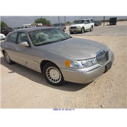 2002 - LINCOLN TOWN CAR