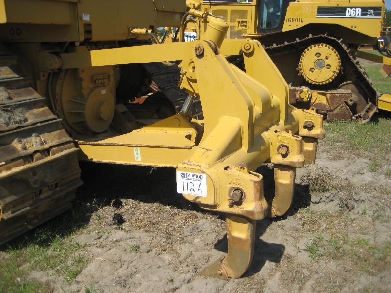 MULTI-SHANK RIPPER, S/N 1EH04268, FITS CAT D6T
