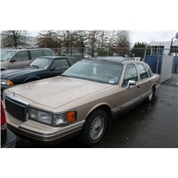 1992 BROWN LINCOLIN TOWN CAR 4DR SDN 104,000KM GAS