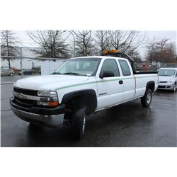 2002 WHITE CHEVROLET SILVERADO 2500 HD 2 DR PU