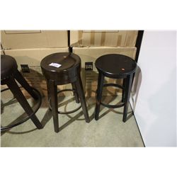 BROWN WOODEN SWIVEL BAR STOOL & A BLACK BAR STOOL