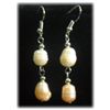 Image 1 : WHITE AND PEACH TRIPLE PEARL DANGLING EARRINGS;AUTHENTI