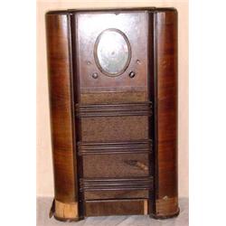 Lot 224: Fairbanks Morse Model 8A Console Radio