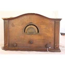 Lot 242: U.S. Apex Short Wave Table Top Radio