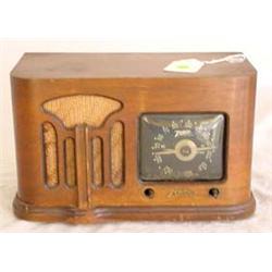 Lot 243: Zenith Model 6-D-628 Table Top Radio