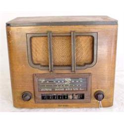 Lot 244: RCA Victor Model 96T2 Table Top Duel Band Radio