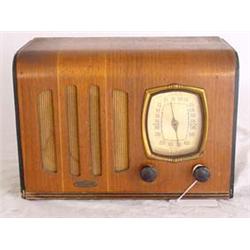 Lot 246: R.K. Macy & Co. Table Top Radio