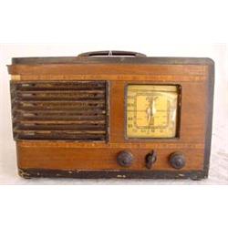 Lot 249: Pilot Model X-1252 Table top Duel Band Radio