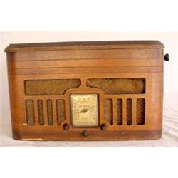 Lot 250: Detrola Model 408 Crank Phonograph and Radio