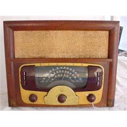 Lot 251: Zenith 8H832 Table Top 3 Band Radio