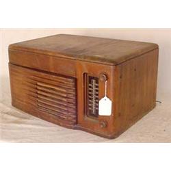 Lot 253: Philco Combination Phonograph and Radio