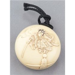 An ivory manju of Benkei and Yoshitsune.