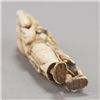 Image 5 : An ivory netsuke of a man.