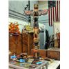 Image 1 : Reproduction west coast native carved totem