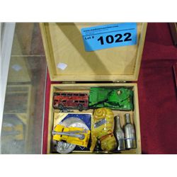 Small wooden box of assorted collectable items