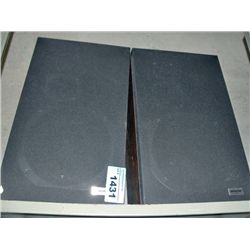 Pair of hitachi home audio speakers