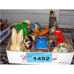 Box of assorted vintage collectables