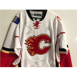 CALGARY FLAMES TEAM SIGNED JERSEY W/C.O.A.