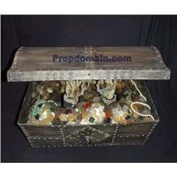 1967 DISNEYLAND PIRATES OF THE CARIBBEAN RIDE TREASURE CHEST WITH JEWELS VINTAGE DISNEY PROP