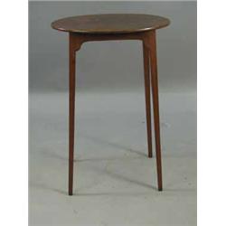 An Edwardian mahogany oval lamp table