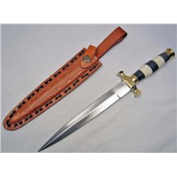 11140 - CAMANDO DAGGER WITH CAMEL BANE AND BUFFALO HORN HANDLE