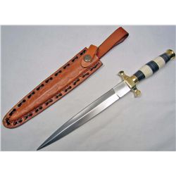 11141 - CAMANDO DAGGER WITH CAMEL BANE AND BUFFALO HORN HANDLE