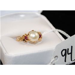 VINTAGE LADIES RUBY AND PEARL 14K YELLOW GOLD  RING WITH ONE 8MM PEARL CENTER AND TWO RUBY  ACCENTS 