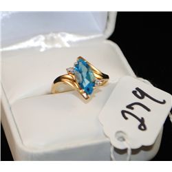 WOMENS AQUAMARINE AND DIAMOND RING WITH ONE  MARQUISE CUT AQUAMARINE AND TWO ACCENT  DIAMONDS SET IN