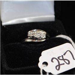 WOMENS VINTAGE DIAMOND RING WITH THREE ROUND  DIAMONDS SET IN 10K WHITE GOLD - WEIGHS 2.3  GRAMS - A