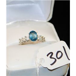 WOMENS BLUE TOPAZ RING WITH CLEAR ACCENT  STONES SET IN 10K WHITE GOLD - WEIGHS 2.3  GRAMS