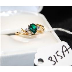 WOMENS LAB CREATED EMERALD AND DIAMOND RING -  WEIGHS 3.1 GRAMS - APPRAISED RETAIL  REPLACEMENT IS $