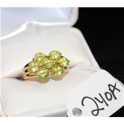WOMENS 14K YELLOW GOLD PERIDOT RING WITH SEVEN OVAL PERIDOT - WEIGHS 6.1 GRAMS - APPRAISED RETAIL RE