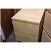 Image 2 : LIGHT MAPLE 5 DRAWER DRESSER & END TABLE