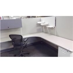 HERMAN MILLER AO2 8'X8' CORNER WORKSTATION WITH