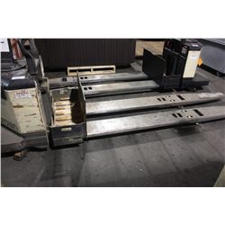 1997 CROWN 6000LB ELECTRIC RIDER PALLET (NO