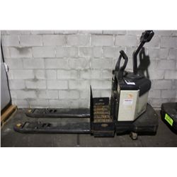 2003 CROWN 6000LB ELECTRIC RIDER PALLET (NO