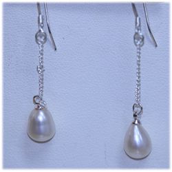 9.75 CTW WHITE PEARL DANGLING EARRING