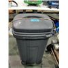 Image 1 : Lidded trash bin