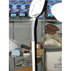 Adjustable neck flourescent floor lamp