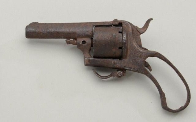 Rusty relic folding trigger pinfire revolver, no grips. Est.: $50-$75.