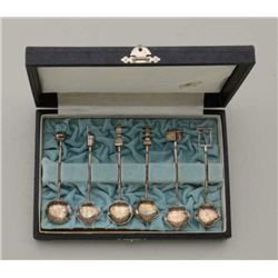 Lot of 6 sterling silver salt spoons in case;  beautifully accomplished.   Est.:   $200-$400.