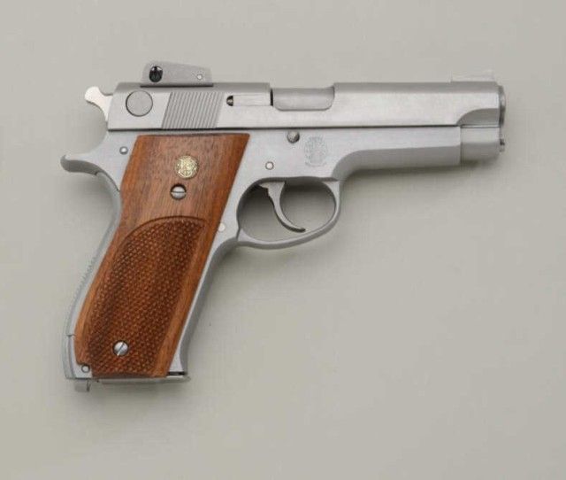Smith & Wesson Model 639 semiauto pistol, 9mm cal., 4”