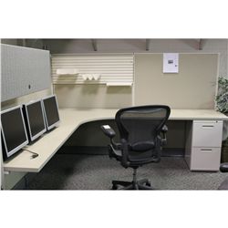 HERMAN MILLER A02 8 X 8' CORNER WORKSTATION WITH