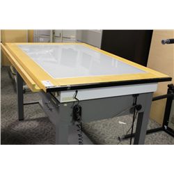 ARTICULATING LIGHT TABLE