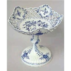 A bowl on foot porcelain, Meissen, h 22 cm, diameter 23 cm 2.000-3.000...