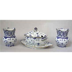 A tureen porcelain, Royal danish, musselmalet, length 42 cm, h 23 cm 3.000-5.000...