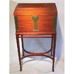 A casket on stand mahogany, jugend, 50 x 36 cm; crack on top 3.000-5.000...