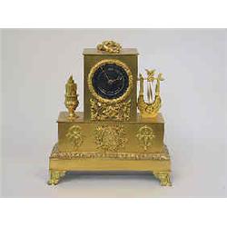 A mantle clock gilded bronze, empire, France, 19 th century, höjd 30 cm, längd 27 cm 8.000-10.000...