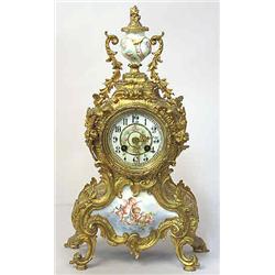 A mantle clock bronze and porcelain, Paul Dewald, Berlin, h 43 cm 3.000-5.000...