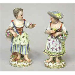 A pair of figurines porcelain, Meissen, one damaged 4.000-6.000...